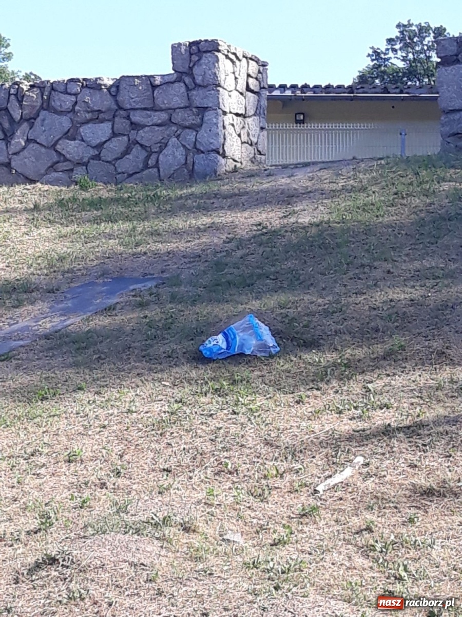 Zdjęcie w galerii na portalu naszraciborz.pl: Brud i dewastacje. Czy ktoś dba o stadion na Ostrogu? [FOTO] wiadomości z regionu