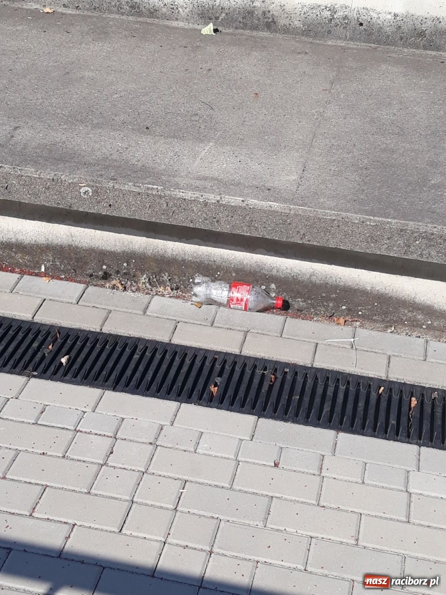 Zdjęcie w galerii na portalu naszraciborz.pl: Brud i dewastacje. Czy ktoś dba o stadion na Ostrogu? [FOTO] wiadomości z regionu