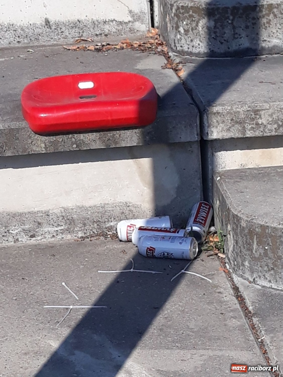 Zdjęcie w galerii na portalu naszraciborz.pl: Brud i dewastacje. Czy ktoś dba o stadion na Ostrogu? [FOTO] wiadomości z regionu