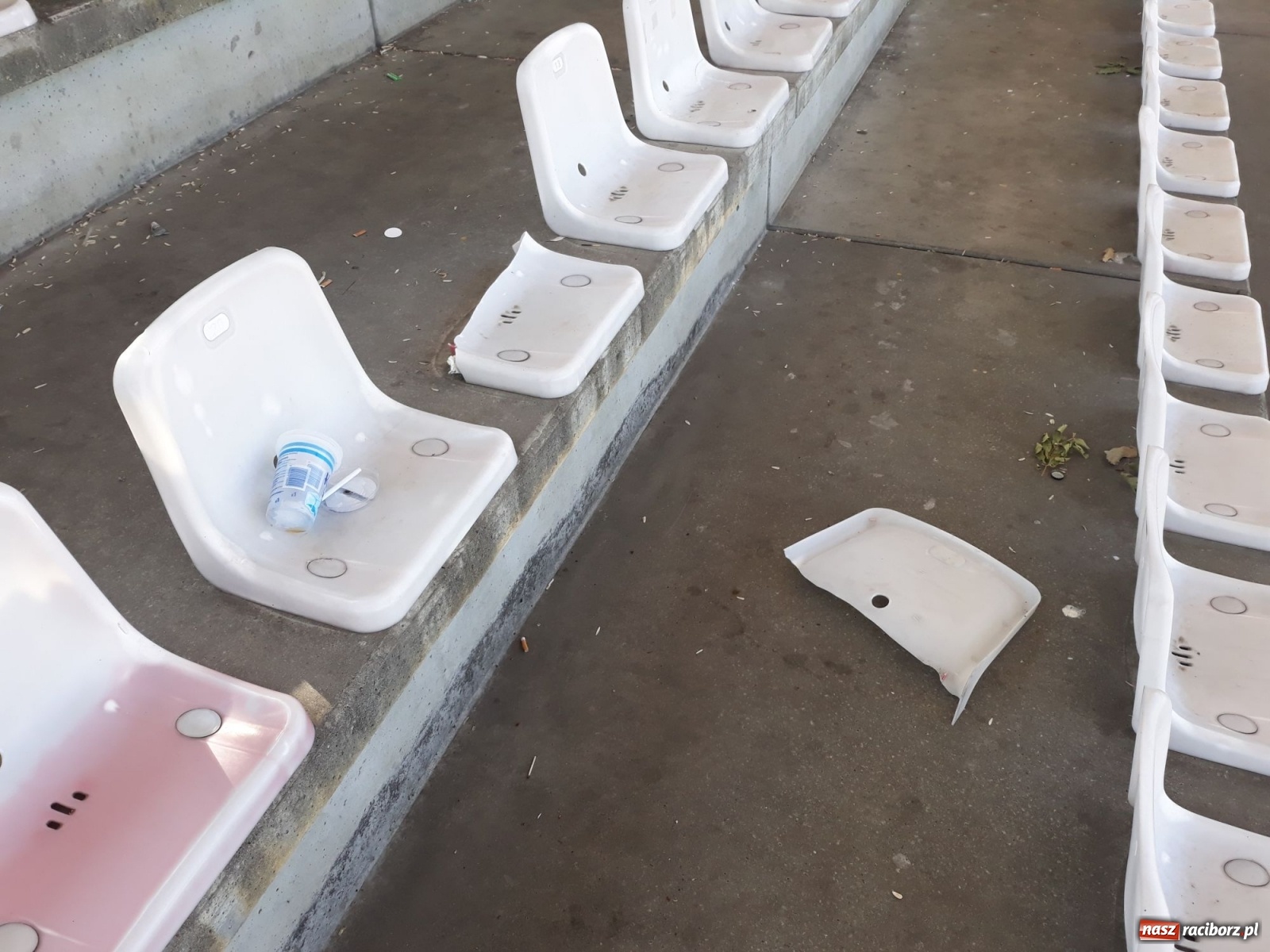 Zdjęcie w galerii na portalu naszraciborz.pl: Brud i dewastacje. Czy ktoś dba o stadion na Ostrogu? [FOTO] wiadomości z regionu