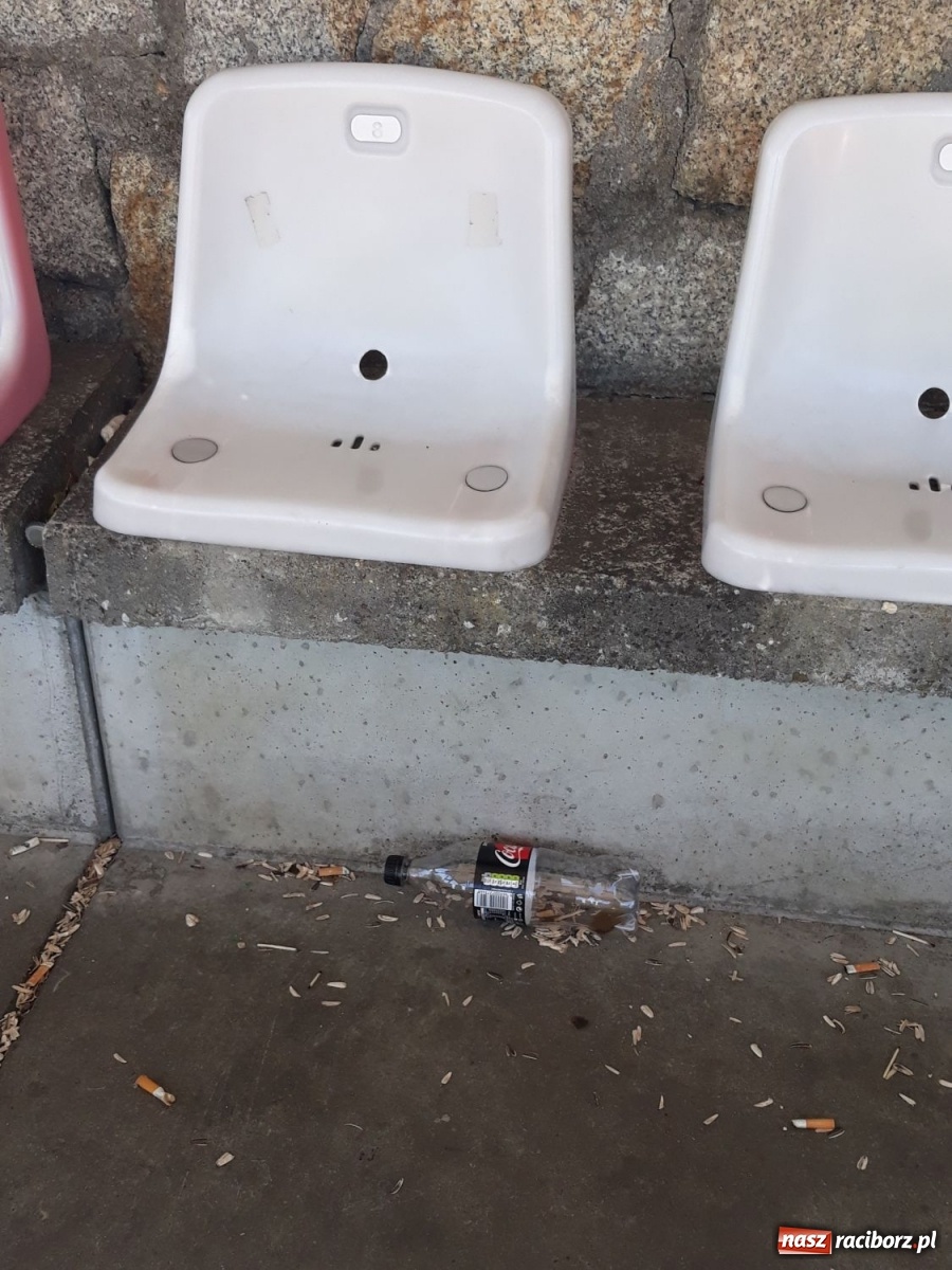 Zdjęcie w galerii na portalu naszraciborz.pl: Brud i dewastacje. Czy ktoś dba o stadion na Ostrogu? [FOTO] wiadomości z regionu