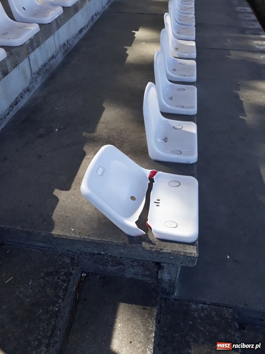 Zdjęcie w galerii na portalu naszraciborz.pl: Brud i dewastacje. Czy ktoś dba o stadion na Ostrogu? [FOTO] wiadomości z regionu