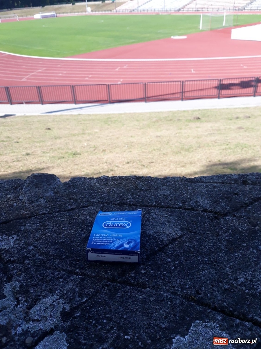 Zdjęcie w galerii na portalu naszraciborz.pl: Brud i dewastacje. Czy ktoś dba o stadion na Ostrogu? [FOTO] wiadomości z regionu