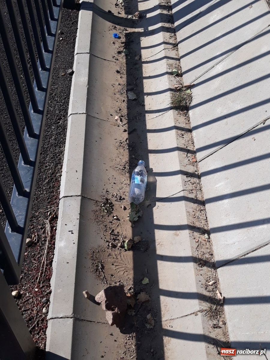 Zdjęcie w galerii na portalu naszraciborz.pl: Brud i dewastacje. Czy ktoś dba o stadion na Ostrogu? [FOTO] wiadomości z regionu
