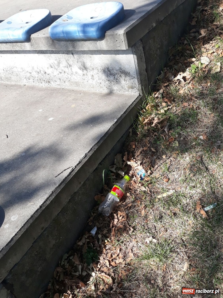 Zdjęcie w galerii na portalu naszraciborz.pl: Brud i dewastacje. Czy ktoś dba o stadion na Ostrogu? [FOTO] wiadomości z regionu