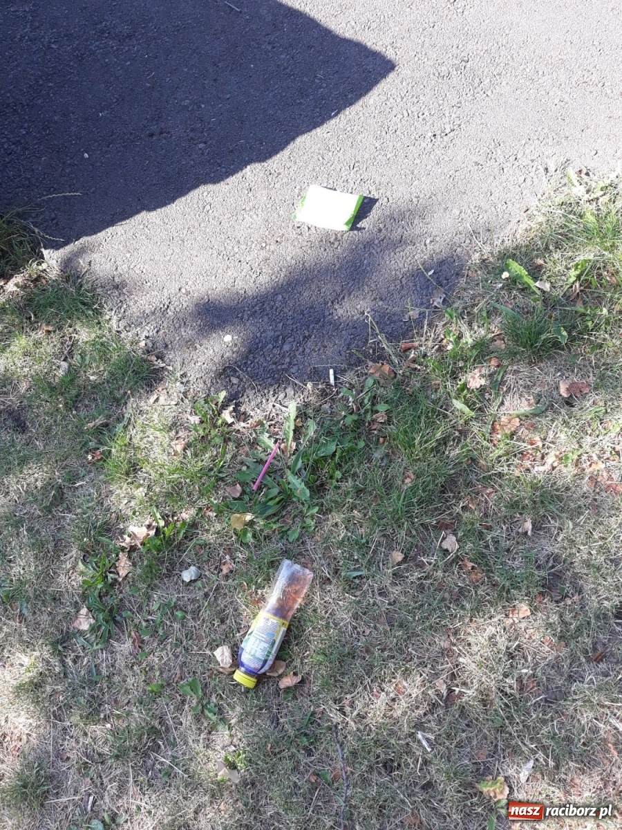 Zdjęcie w galerii na portalu naszraciborz.pl: Brud i dewastacje. Czy ktoś dba o stadion na Ostrogu? [FOTO] wiadomości z regionu