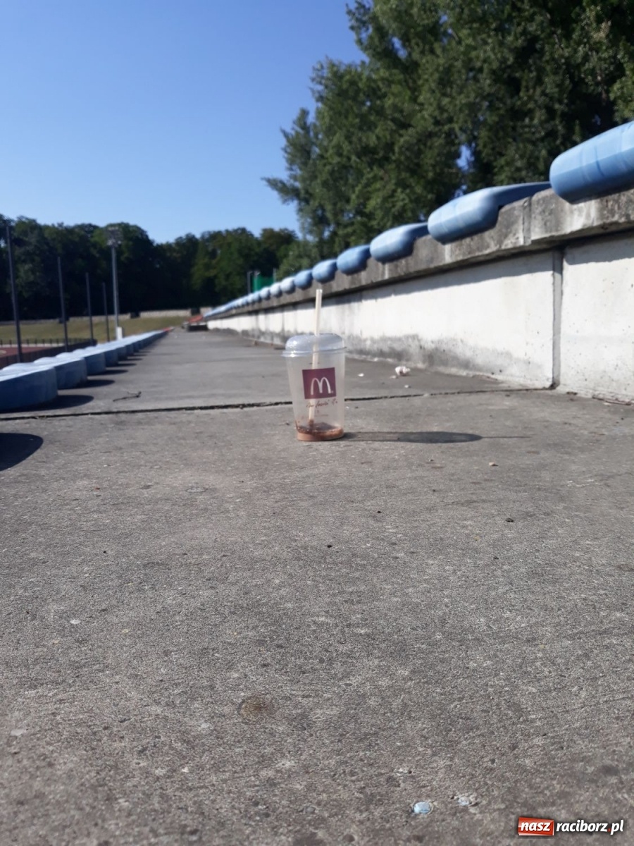 Zdjęcie w galerii na portalu naszraciborz.pl: Brud i dewastacje. Czy ktoś dba o stadion na Ostrogu? [FOTO] wiadomości z regionu
