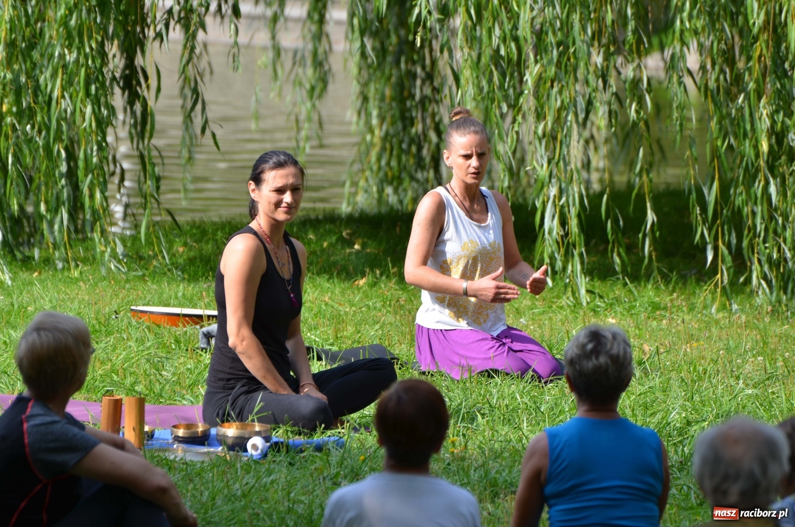 Zdjęcie w galerii na portalu naszraciborz.pl: Letni event z jogą w Parku m. Roth [FOTO] wiadomości z regionu