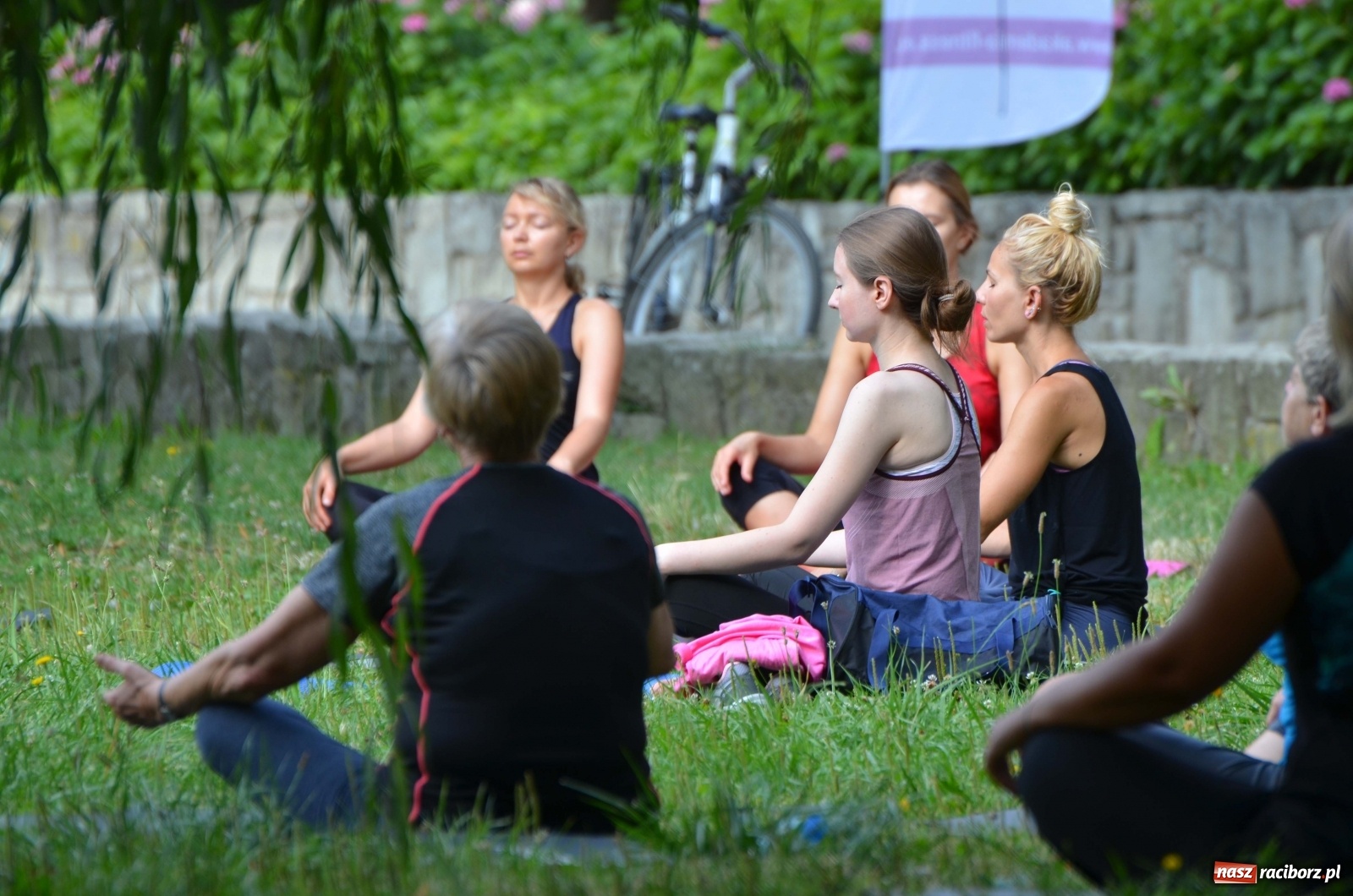 Zdjęcie w galerii na portalu naszraciborz.pl: Letni event z jogą w Parku m. Roth [FOTO] wiadomości z regionu
