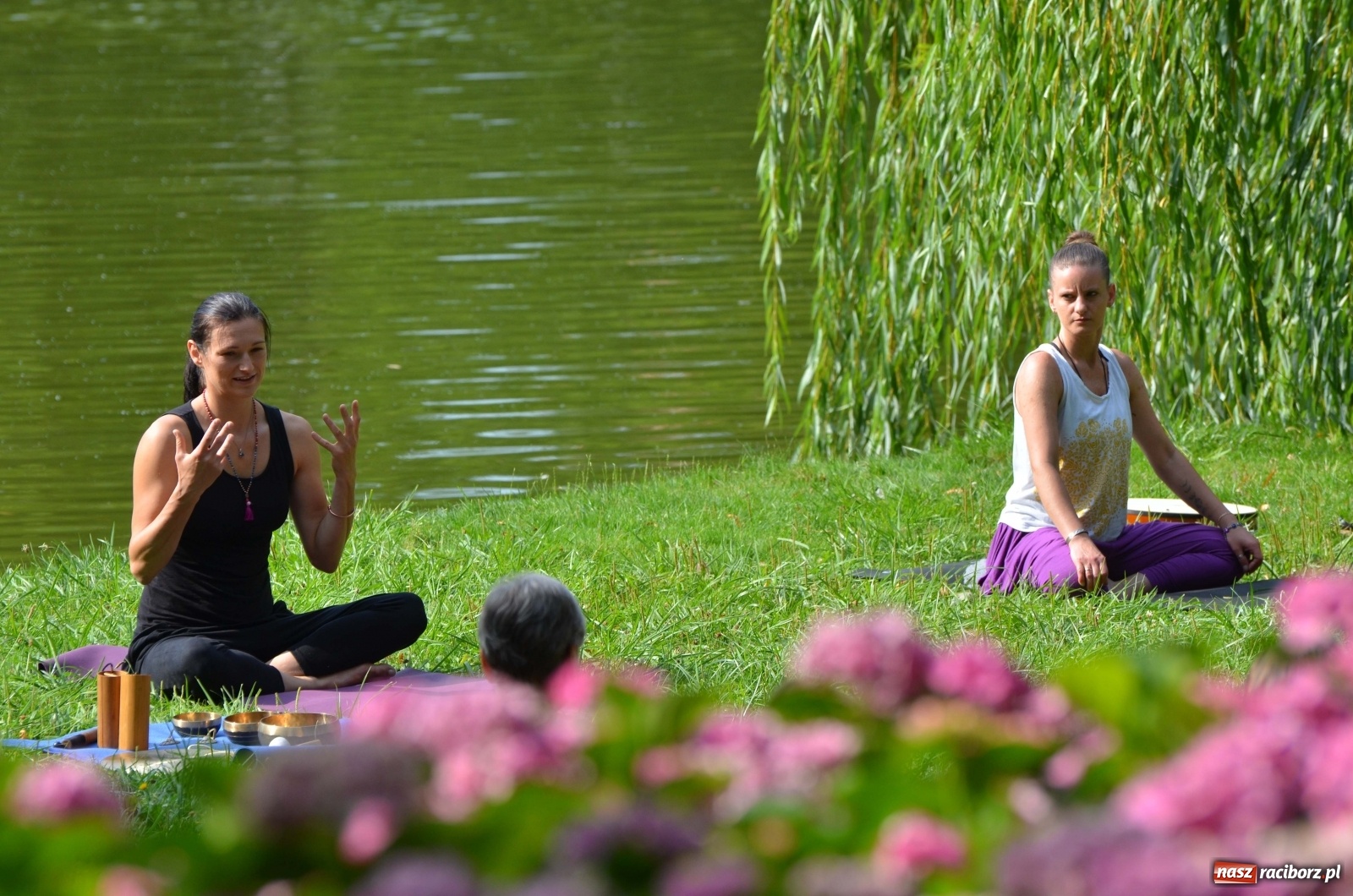 Zdjęcie w galerii na portalu naszraciborz.pl: Letni event z jogą w Parku m. Roth [FOTO] wiadomości z regionu