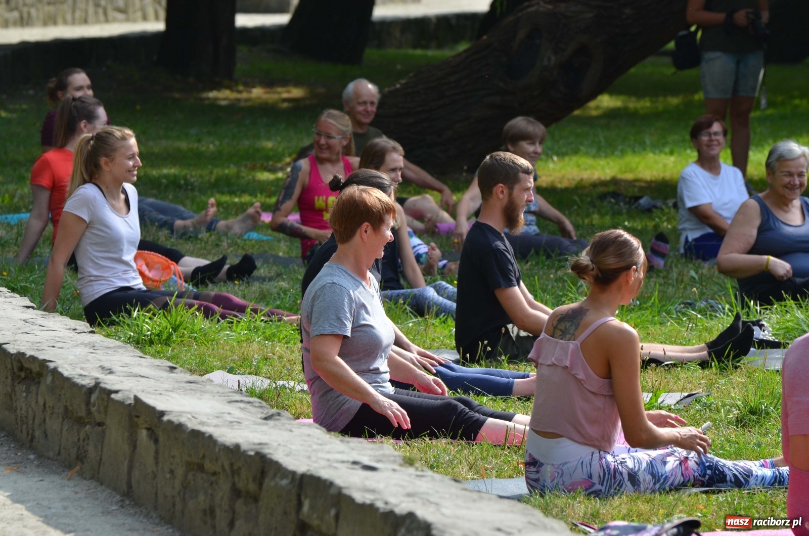 Zdjęcie w galerii na portalu naszraciborz.pl: Letni event z jogą w Parku m. Roth [FOTO] wiadomości z regionu