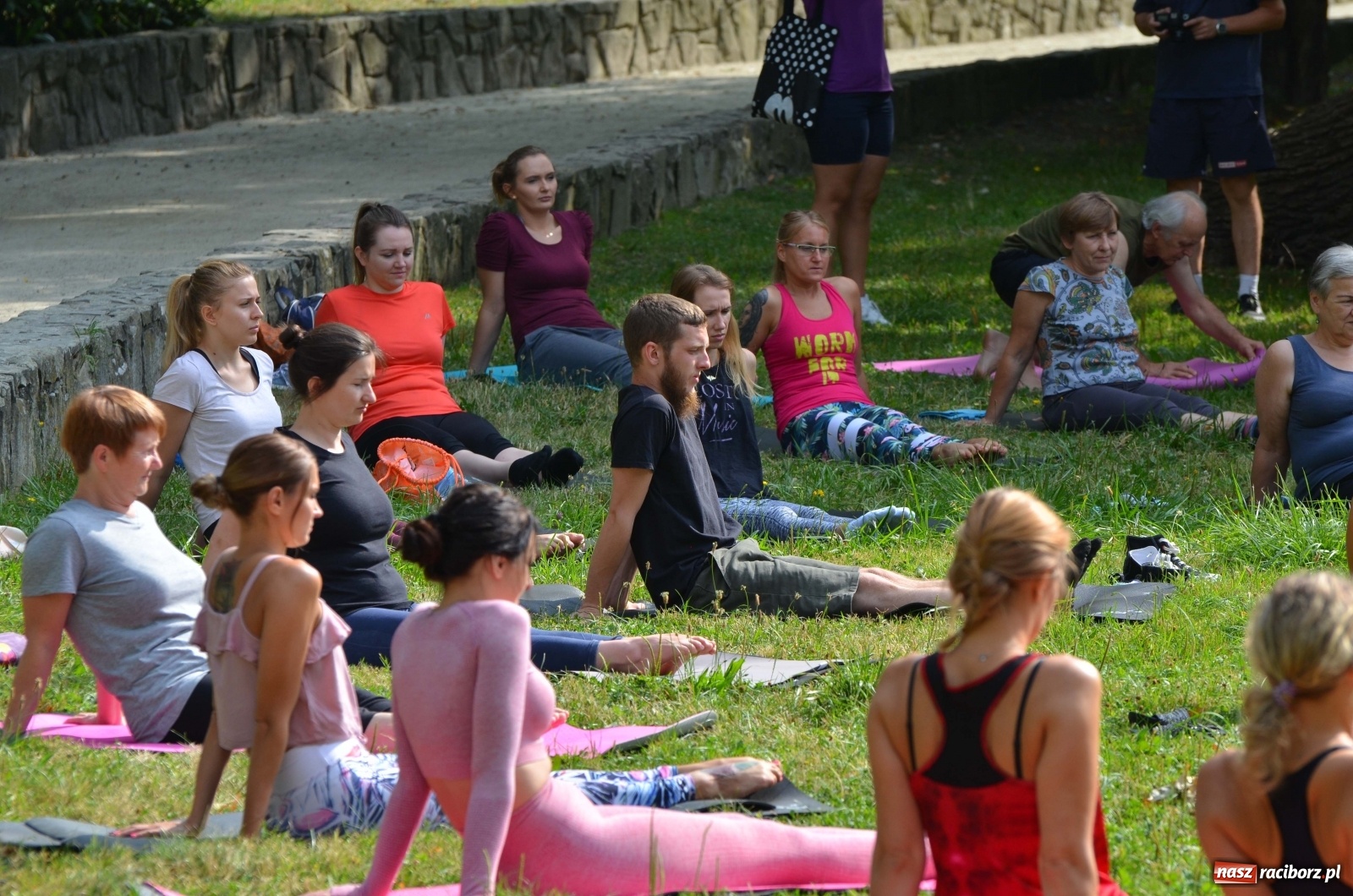 Zdjęcie w galerii na portalu naszraciborz.pl: Letni event z jogą w Parku m. Roth [FOTO] wiadomości z regionu