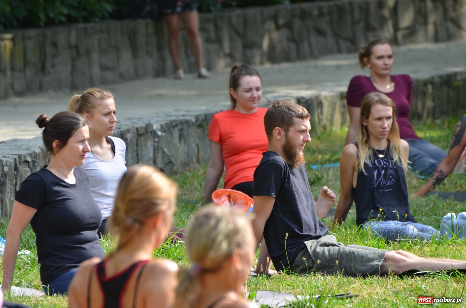 Zdjęcie w galerii na portalu naszraciborz.pl: Letni event z jogą w Parku m. Roth [FOTO] wiadomości z regionu