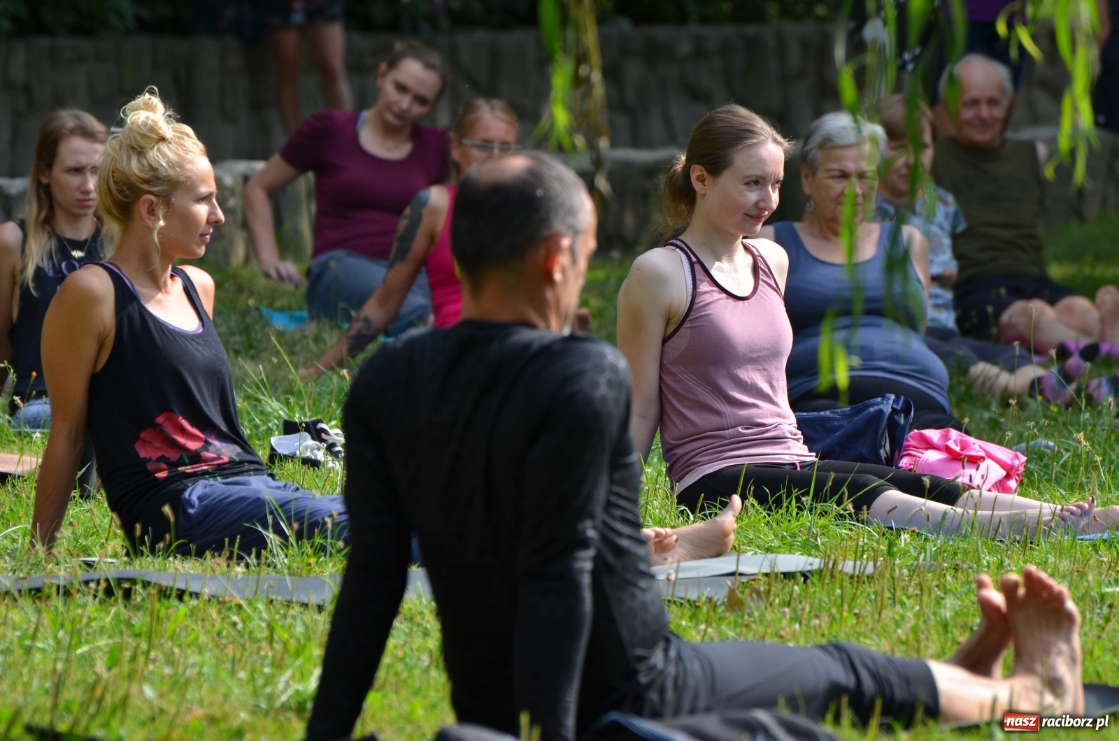 Zdjęcie w galerii na portalu naszraciborz.pl: Letni event z jogą w Parku m. Roth [FOTO] wiadomości z regionu