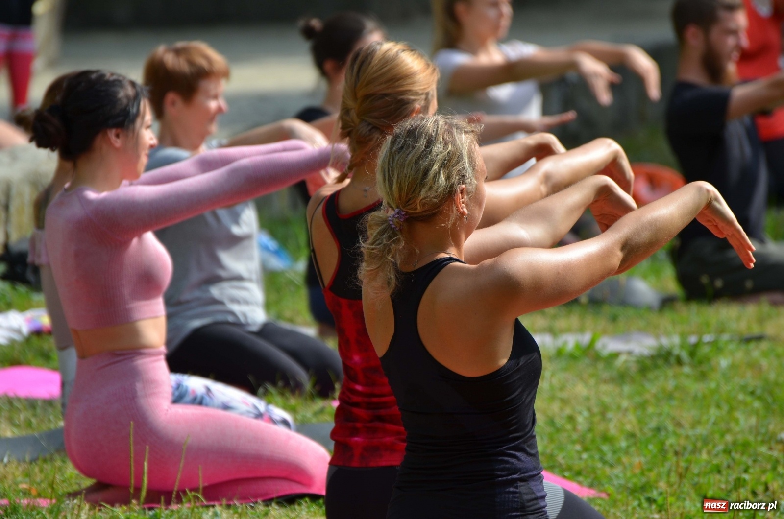 Zdjęcie w galerii na portalu naszraciborz.pl: Letni event z jogą w Parku m. Roth [FOTO] wiadomości z regionu
