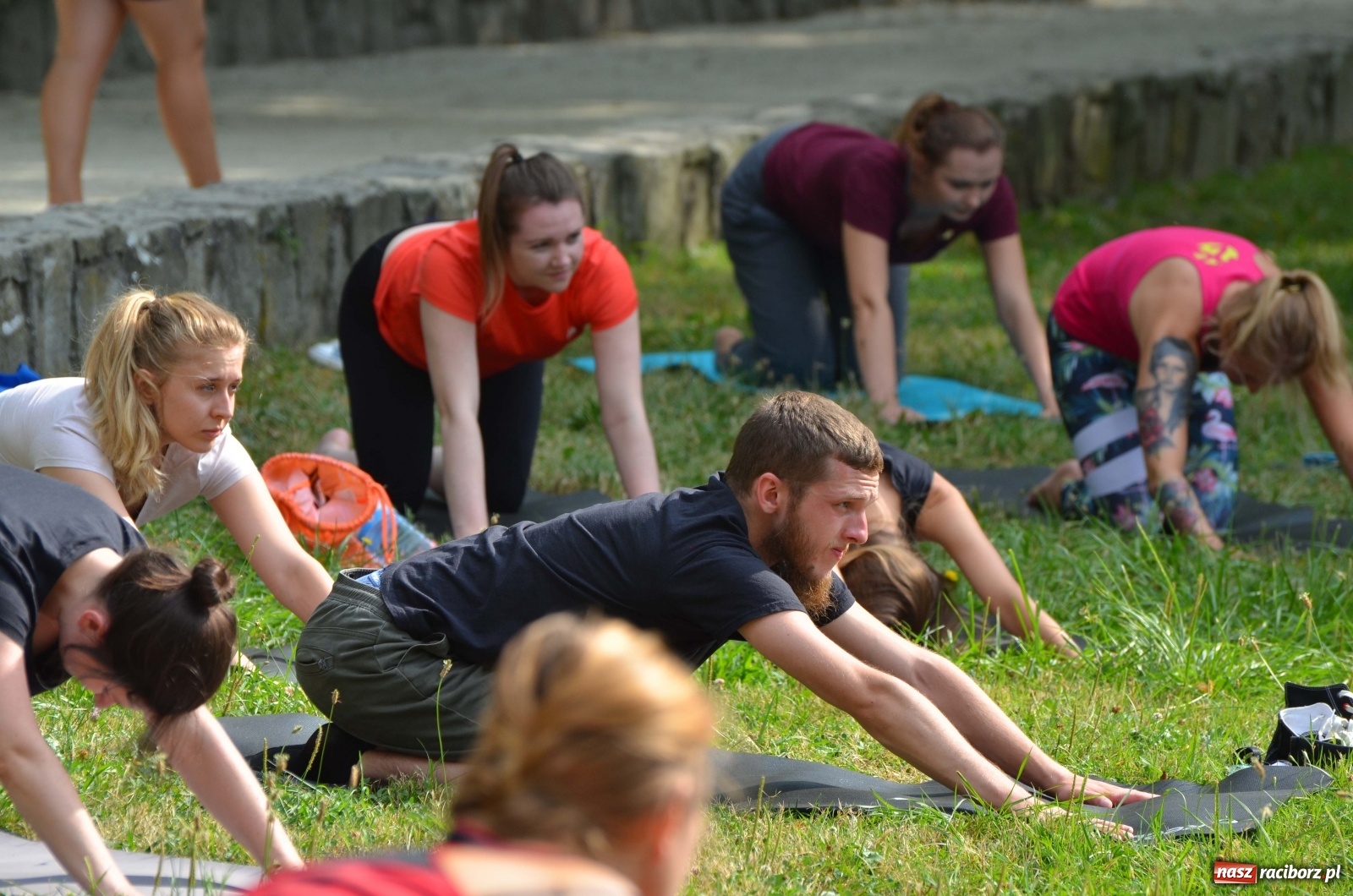 Zdjęcie w galerii na portalu naszraciborz.pl: Letni event z jogą w Parku m. Roth [FOTO] wiadomości z regionu