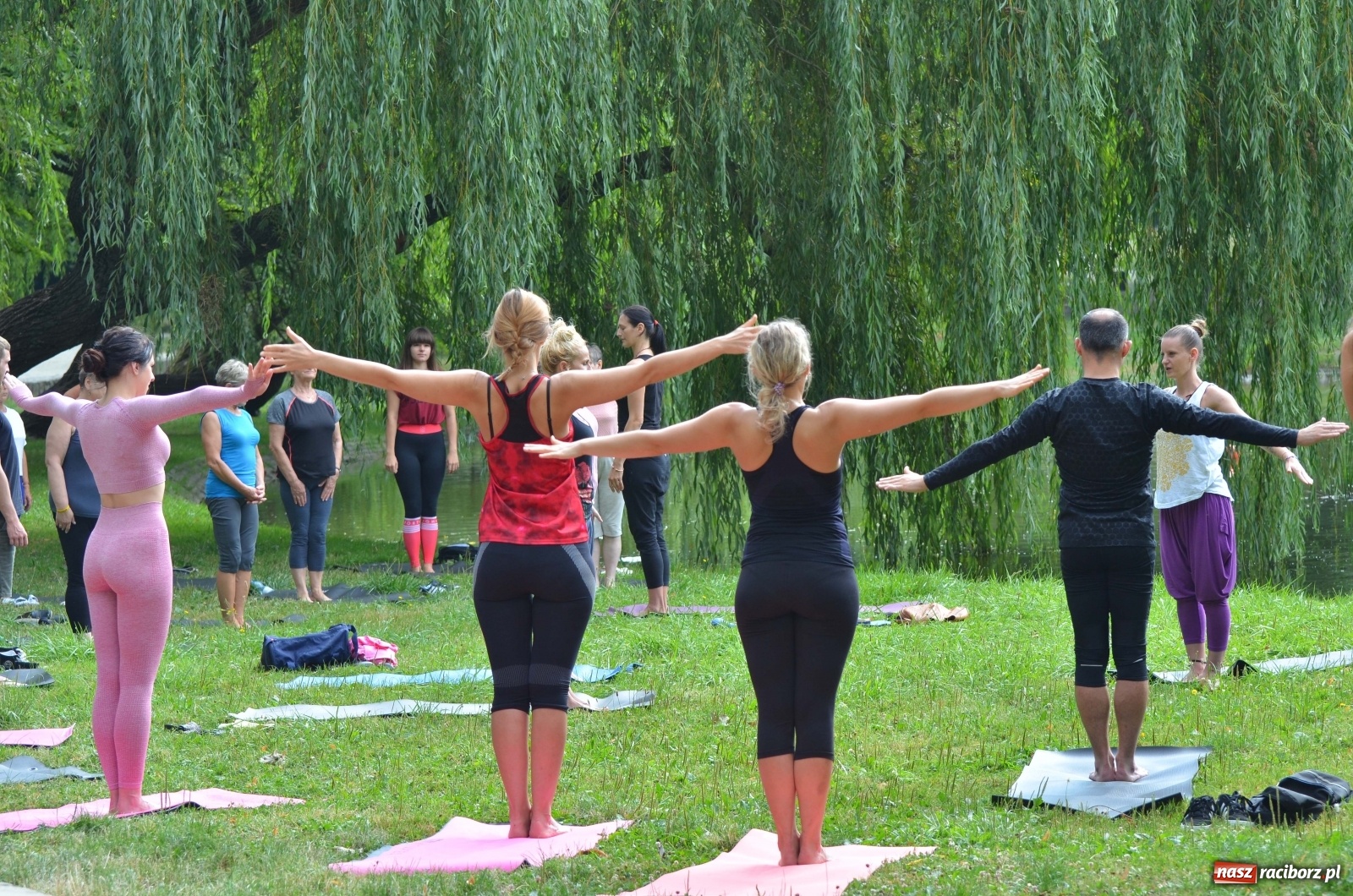 Zdjęcie w galerii na portalu naszraciborz.pl: Letni event z jogą w Parku m. Roth [FOTO] wiadomości z regionu