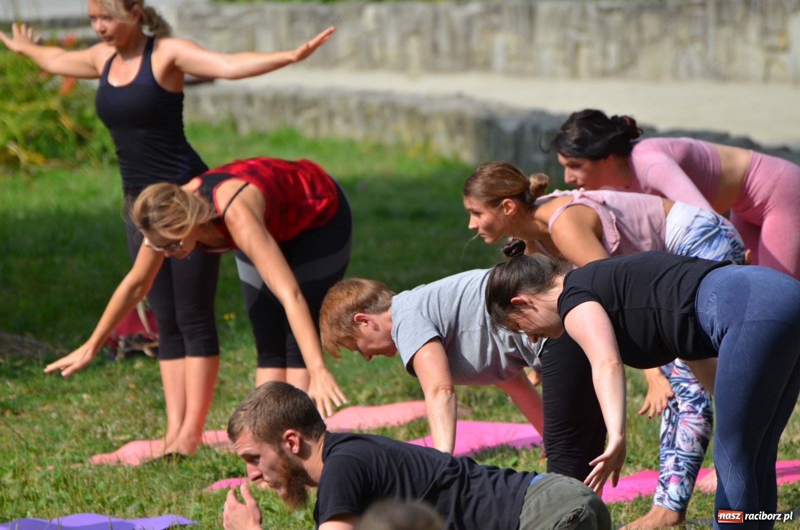 Zdjęcie w galerii na portalu naszraciborz.pl: Letni event z jogą w Parku m. Roth [FOTO] wiadomości z regionu