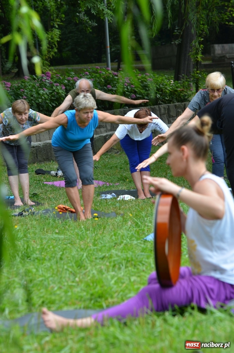 Zdjęcie w galerii na portalu naszraciborz.pl: Letni event z jogą w Parku m. Roth [FOTO] wiadomości z regionu