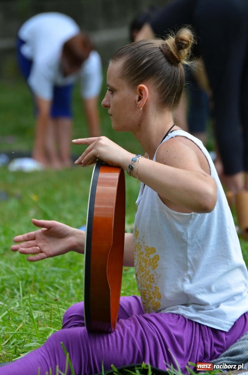 Zdjęcie w galerii na portalu naszraciborz.pl: Letni event z jogą w Parku m. Roth [FOTO] wiadomości z regionu