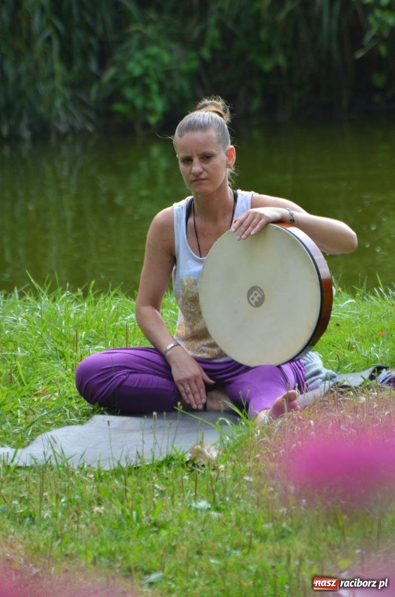 Zdjęcie w galerii na portalu naszraciborz.pl: Letni event z jogą w Parku m. Roth [FOTO] wiadomości z regionu