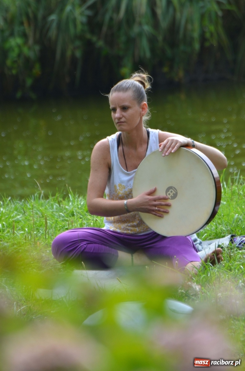 Zdjęcie w galerii na portalu naszraciborz.pl: Letni event z jogą w Parku m. Roth [FOTO] wiadomości z regionu