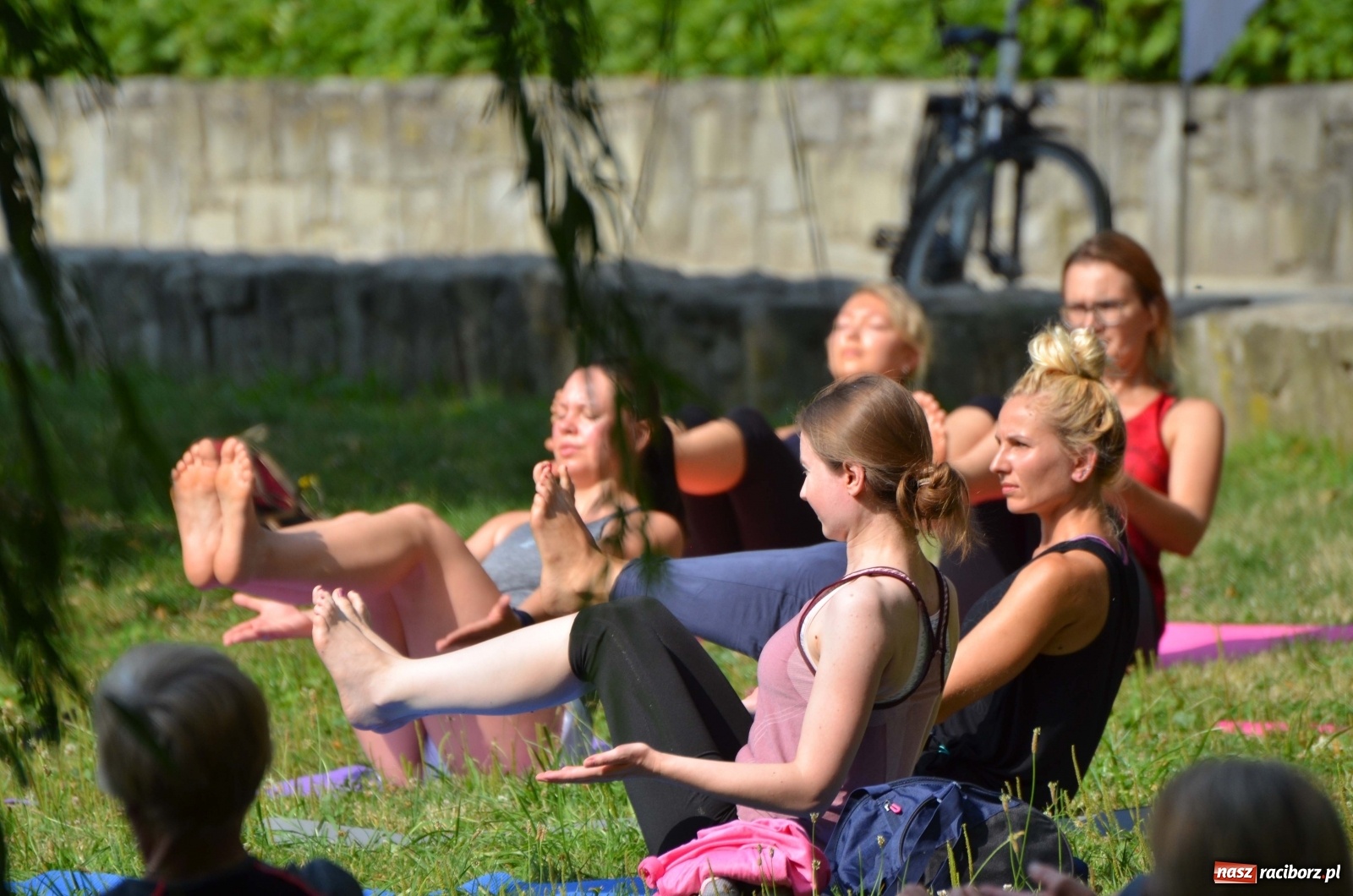 Zdjęcie w galerii na portalu naszraciborz.pl: Letni event z jogą w Parku m. Roth [FOTO] wiadomości z regionu