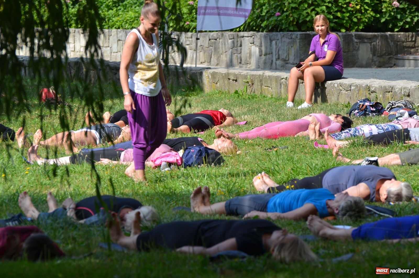 Zdjęcie w galerii na portalu naszraciborz.pl: Letni event z jogą w Parku m. Roth [FOTO] wiadomości z regionu