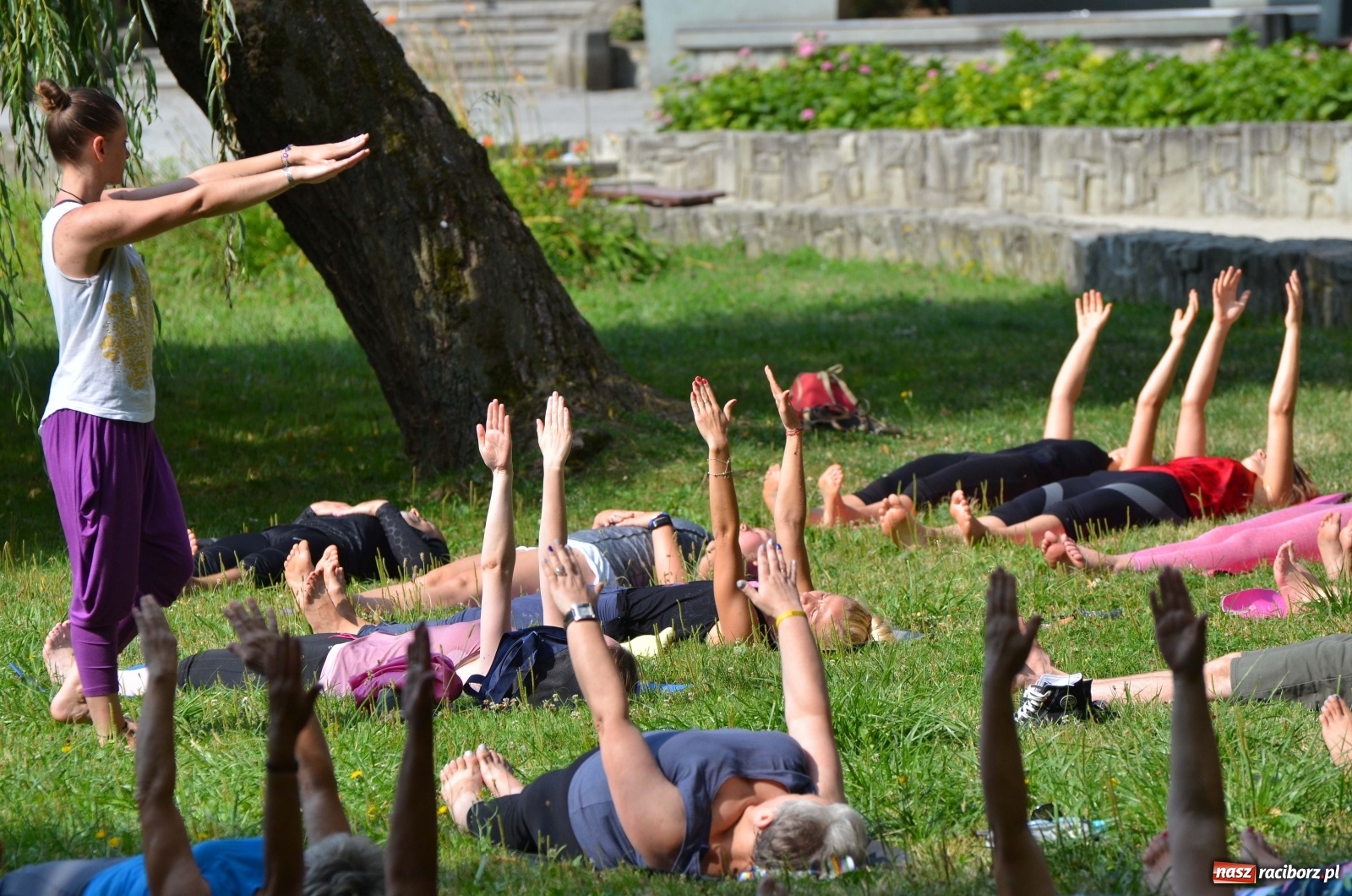 Zdjęcie w galerii na portalu naszraciborz.pl: Letni event z jogą w Parku m. Roth [FOTO] wiadomości z regionu