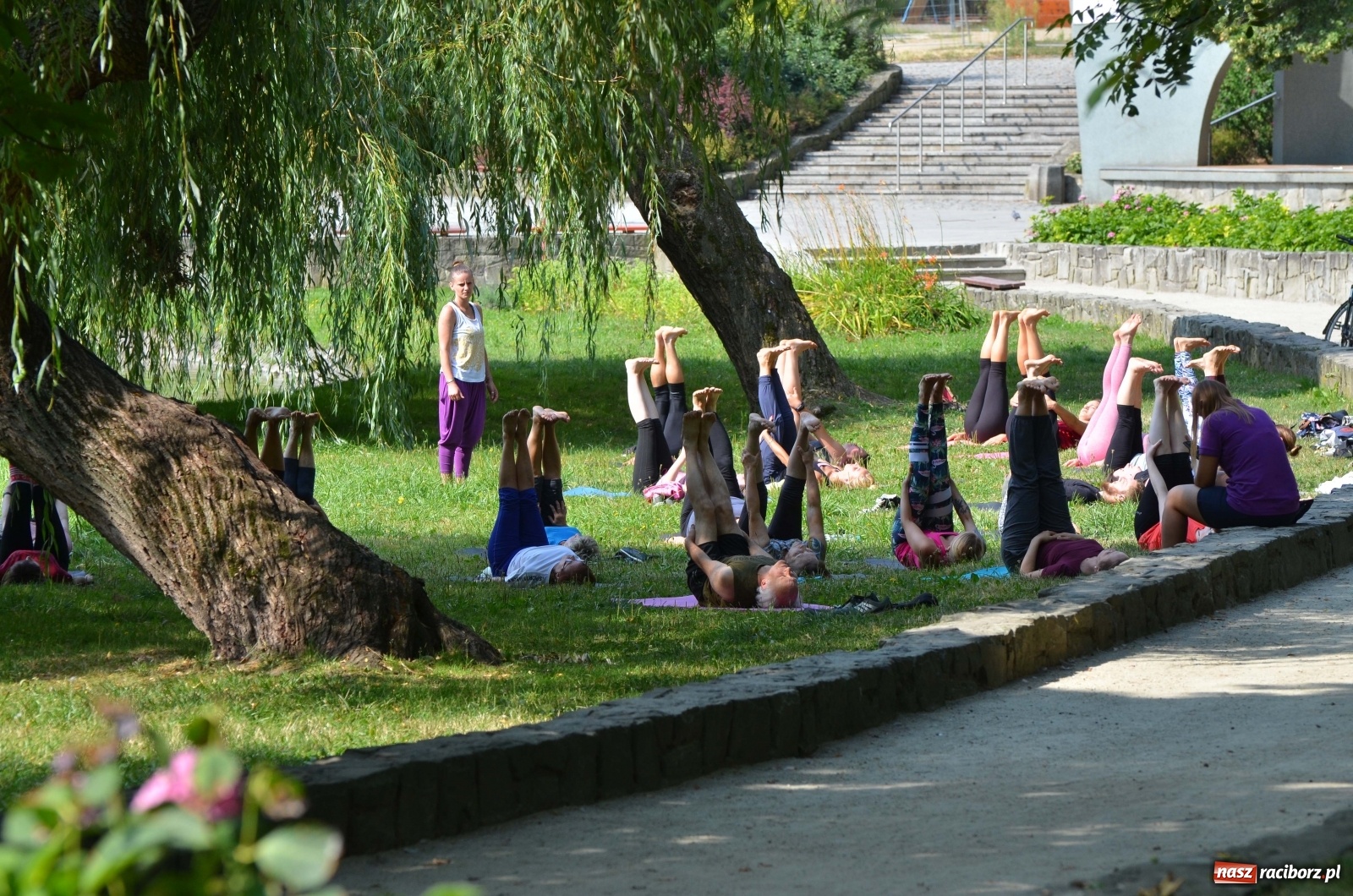Zdjęcie w galerii na portalu naszraciborz.pl: Letni event z jogą w Parku m. Roth [FOTO] wiadomości z regionu