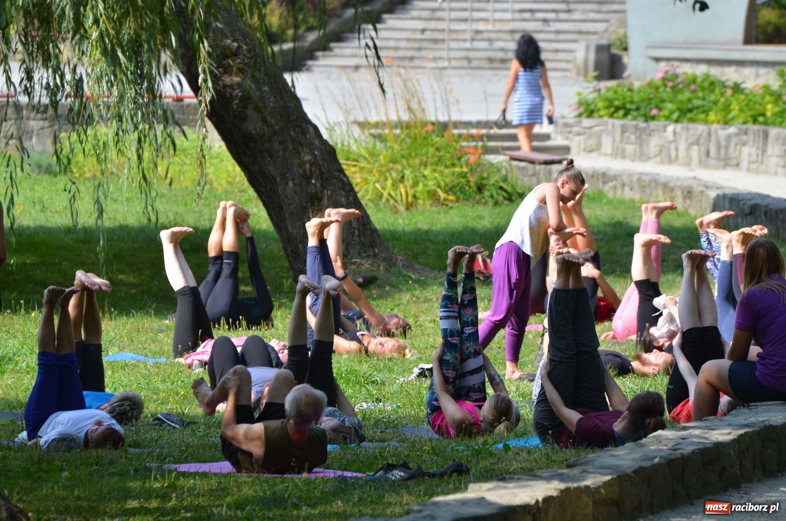 Zdjęcie w galerii na portalu naszraciborz.pl: Letni event z jogą w Parku m. Roth [FOTO] wiadomości z regionu