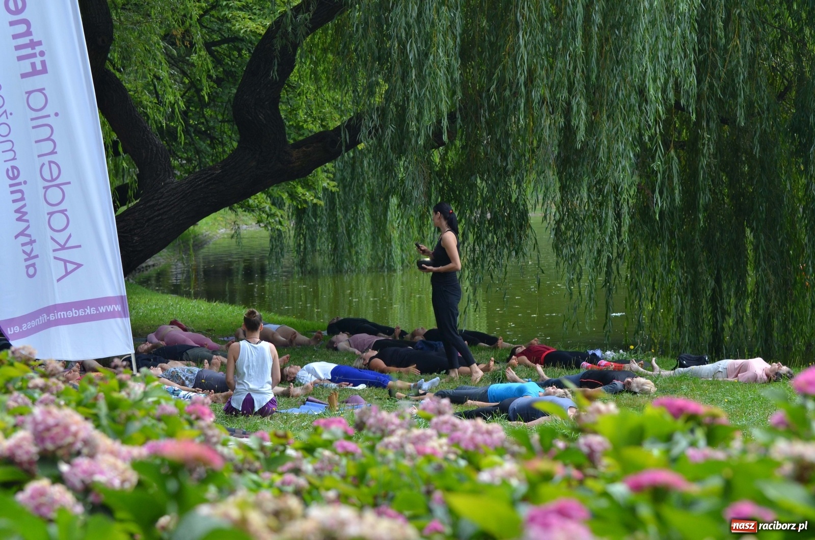 Zdjęcie w galerii na portalu naszraciborz.pl: Letni event z jogą w Parku m. Roth [FOTO] wiadomości z regionu