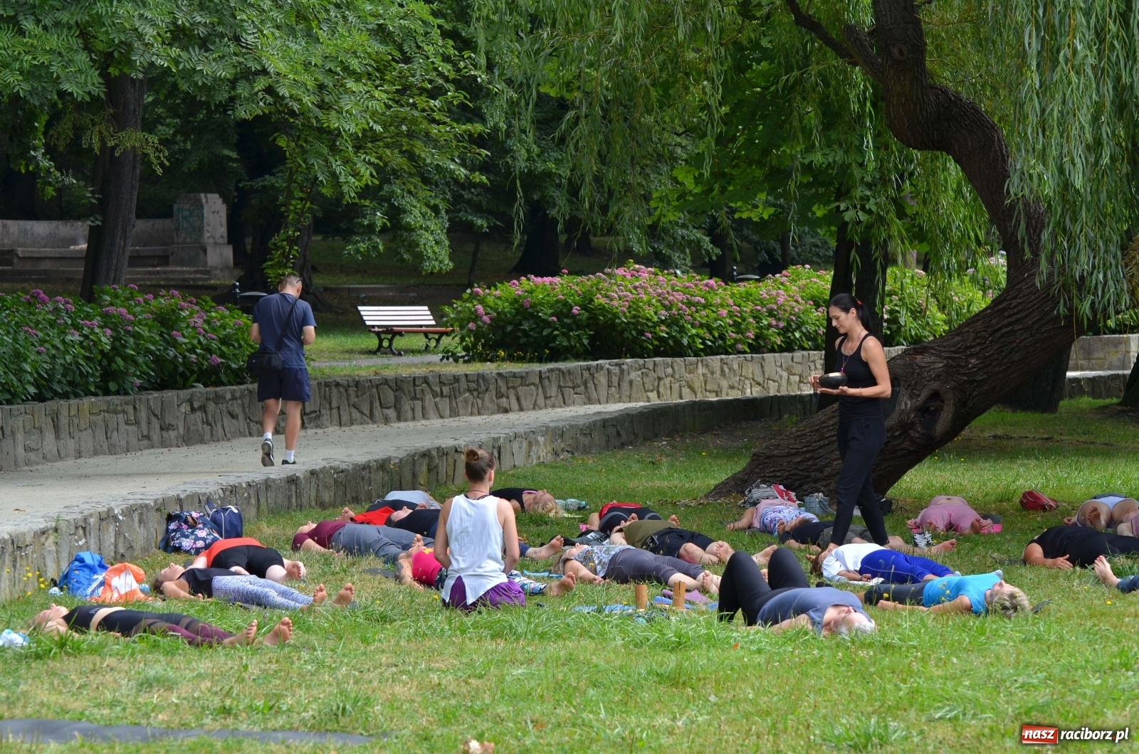 Zdjęcie w galerii na portalu naszraciborz.pl: Letni event z jogą w Parku m. Roth [FOTO] wiadomości z regionu