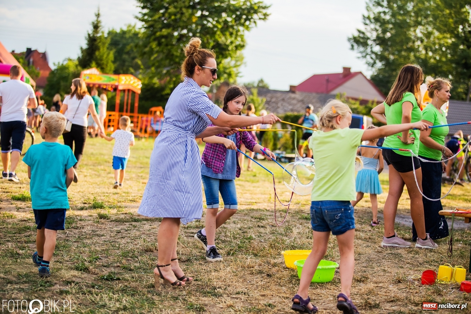 Zdjęcie w galerii na portalu naszraciborz.pl: Fantastycznie w Krzanowicach. Dwudniowe święto miasta rozpoczęte rytmami disco-polo wiadomości z regionu
