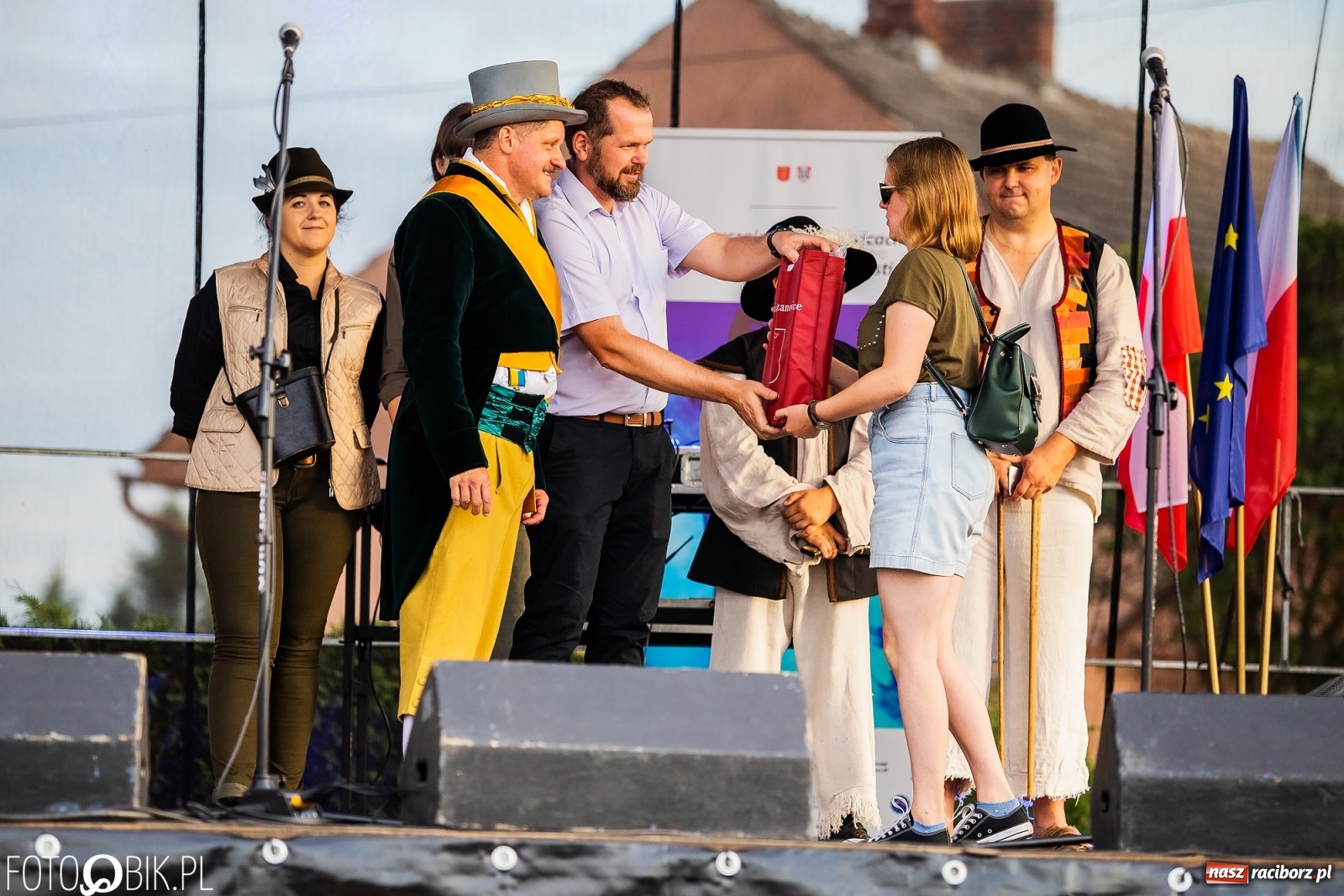 Zdjęcie w galerii na portalu naszraciborz.pl: Fantastycznie w Krzanowicach. Dwudniowe święto miasta rozpoczęte rytmami disco-polo wiadomości z regionu