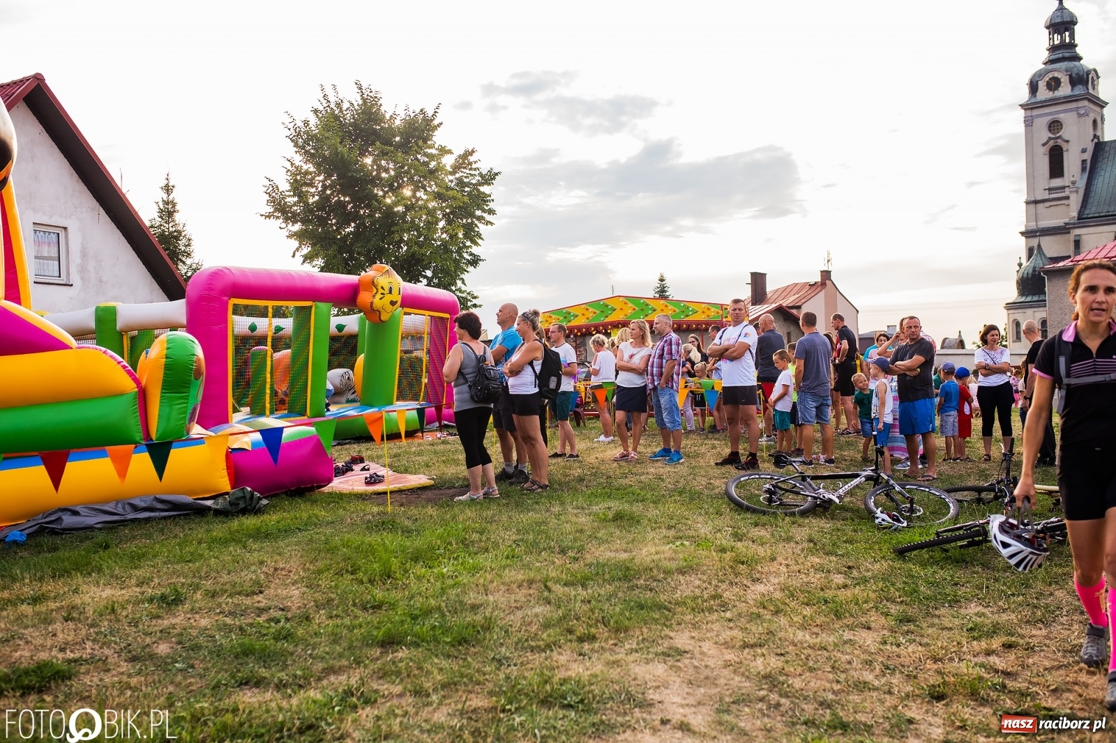Zdjęcie w galerii na portalu naszraciborz.pl: Fantastycznie w Krzanowicach. Dwudniowe święto miasta rozpoczęte rytmami disco-polo wiadomości z regionu