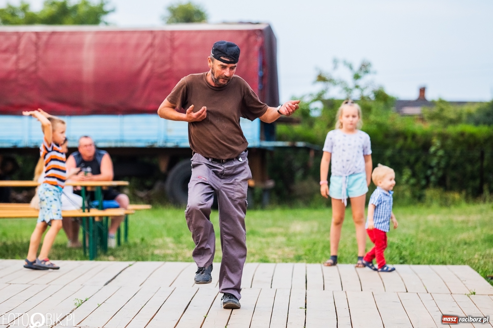 Zdjęcie w galerii na portalu naszraciborz.pl: Fantastycznie w Krzanowicach. Dwudniowe święto miasta rozpoczęte rytmami disco-polo wiadomości z regionu