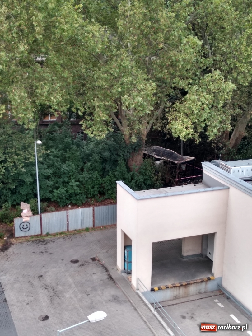 Zdjęcie w galerii na portalu naszraciborz.pl: Podpalenie przy szpitalu i zerwana linia  wiadomości z regionu