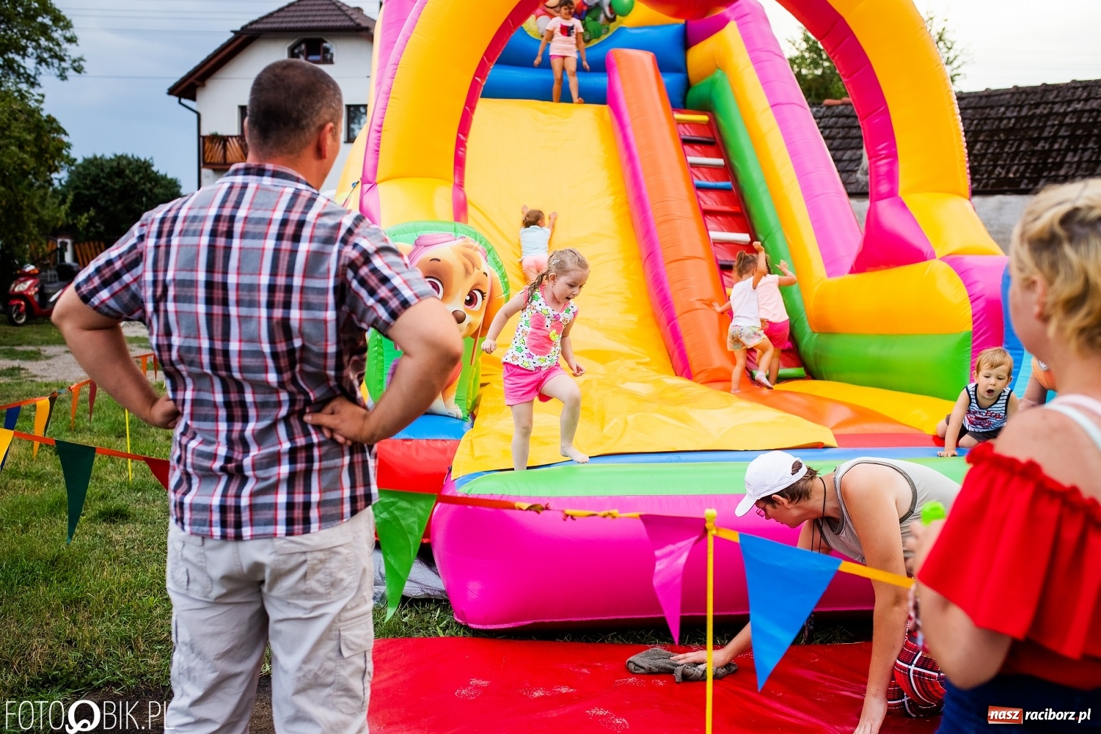 Zdjęcie w galerii na portalu naszraciborz.pl: Drugi dzień obchodów dni Krzanowic. Gwiazdą wieczoru zespół Frele wiadomości z regionu