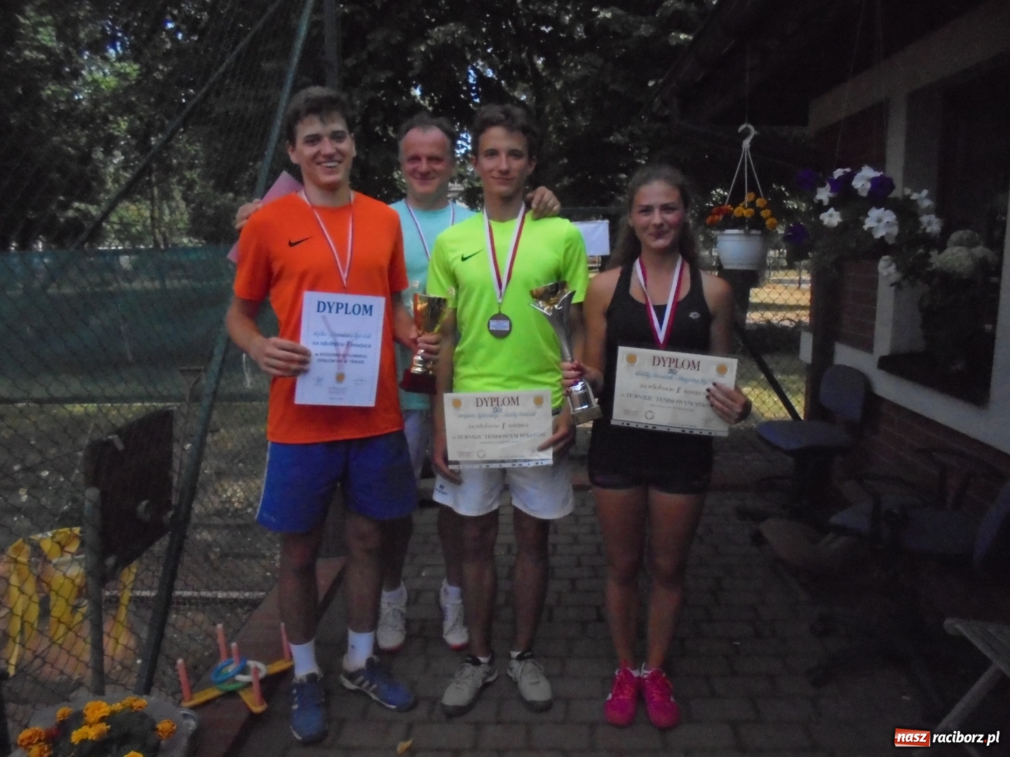 Zdjęcie w galerii na portalu naszraciborz.pl: Turniej rodzinny w deblach i mikstach na korcie Rafako wiadomości z regionu