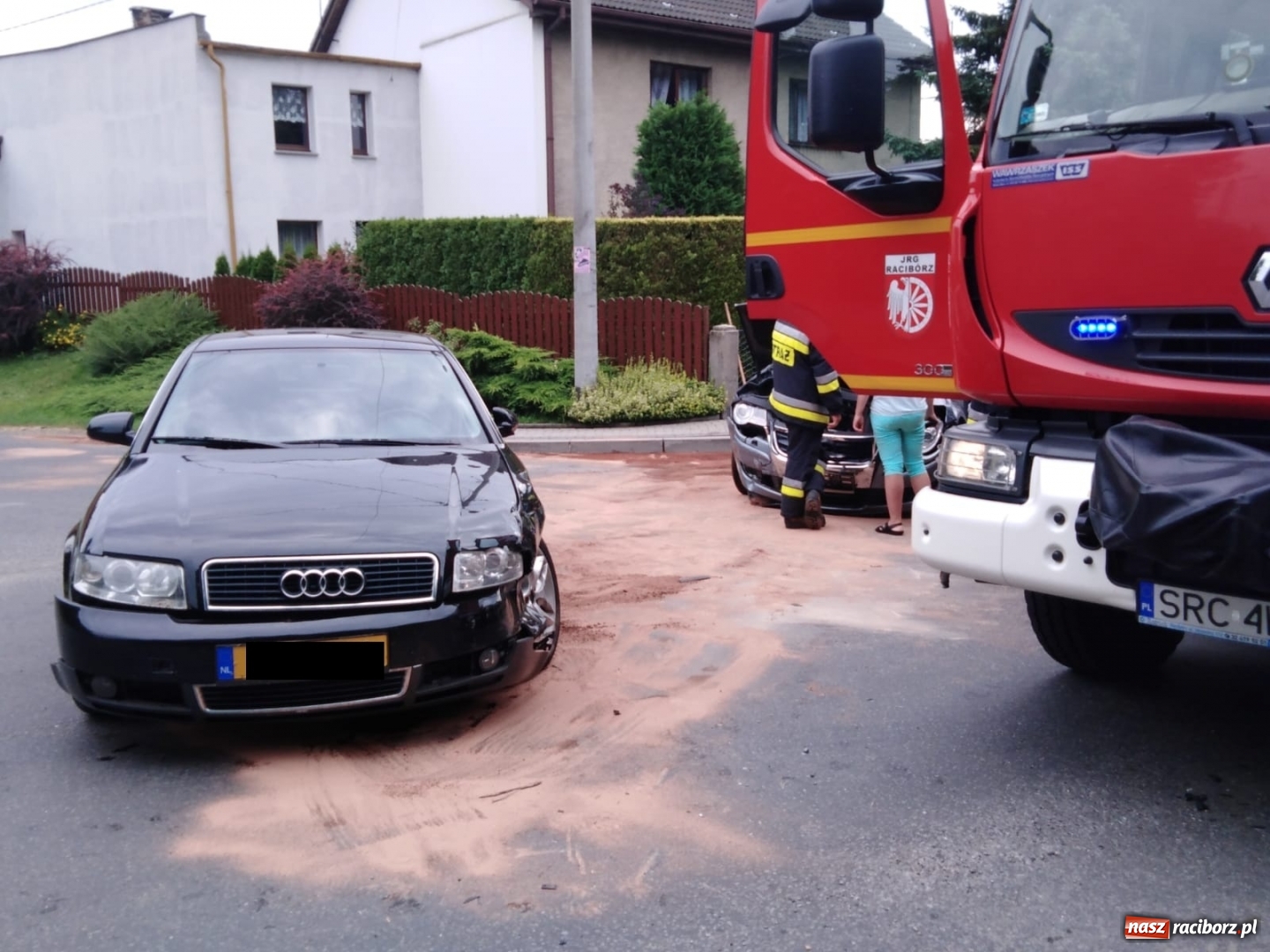 Zdjęcie w galerii na portalu naszraciborz.pl: Audi i volkswagen zderzyły się w Pawłowie [FOTO] wiadomości z regionu