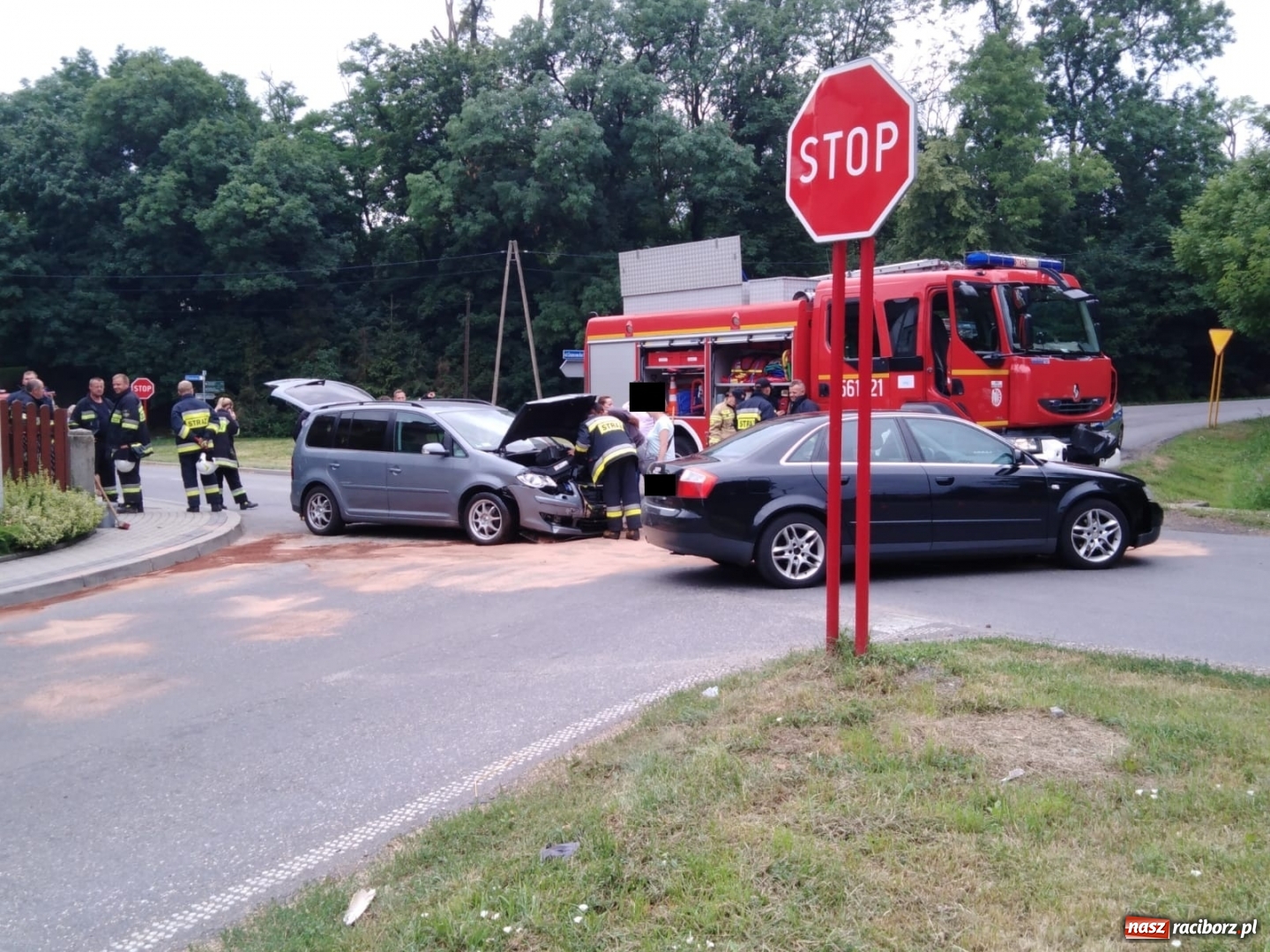 Zdjęcie w galerii na portalu naszraciborz.pl: Audi i volkswagen zderzyły się w Pawłowie [FOTO] wiadomości z regionu