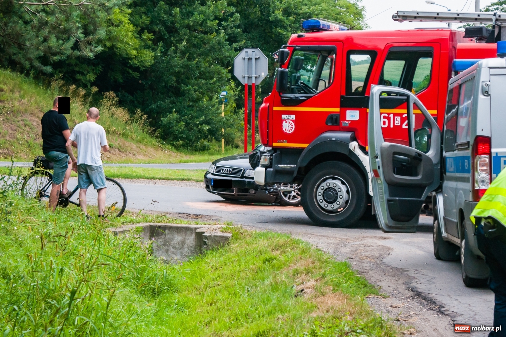 Zdjęcie w galerii na portalu naszraciborz.pl: Audi i volkswagen zderzyły się w Pawłowie [FOTO] wiadomości z regionu
