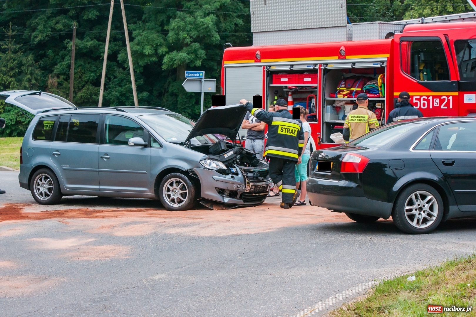 Zdjęcie w galerii na portalu naszraciborz.pl: Audi i volkswagen zderzyły się w Pawłowie [FOTO] wiadomości z regionu
