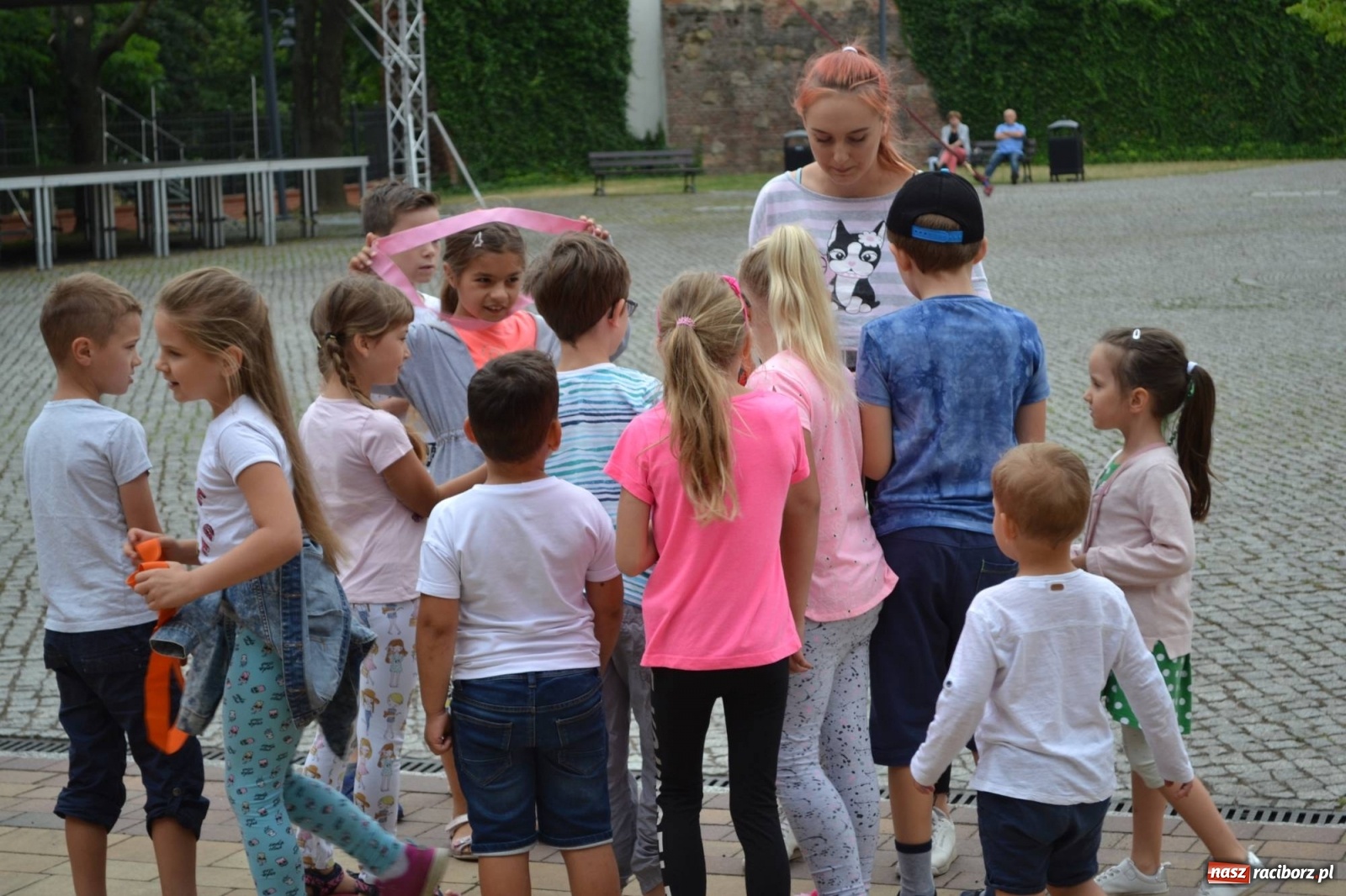 Zdjęcie w galerii na portalu naszraciborz.pl: Dzieci w kolorach. Wakacyjna akcja w dawnej siedzibie Piastów wiadomości z regionu