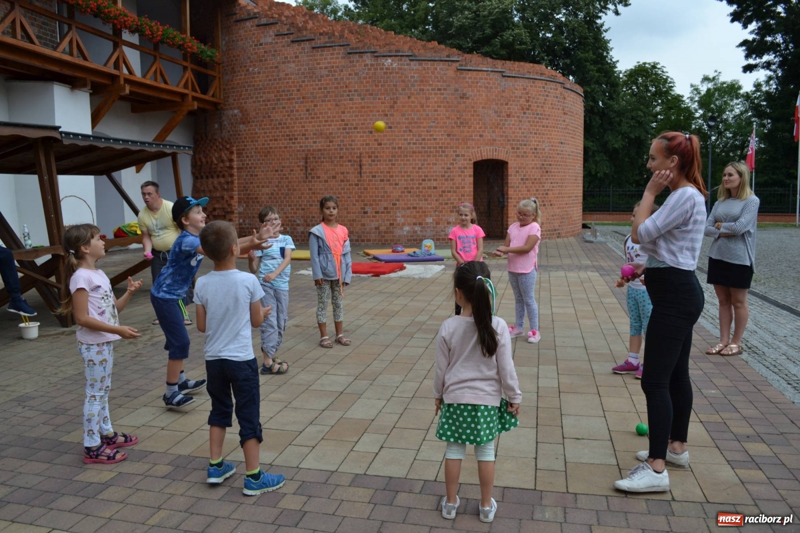 Zdjęcie w galerii na portalu naszraciborz.pl: Dzieci w kolorach. Wakacyjna akcja w dawnej siedzibie Piastów wiadomości z regionu