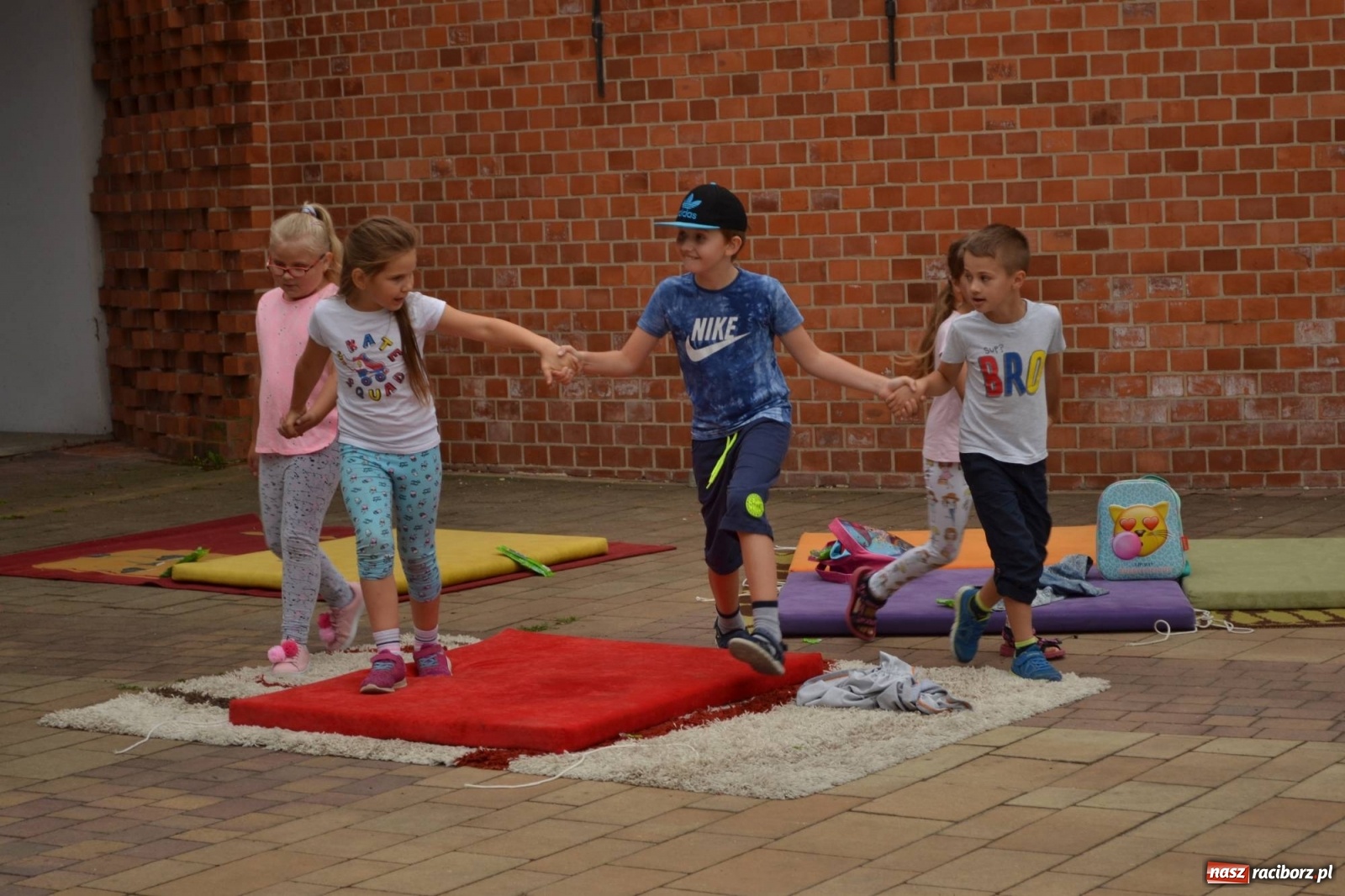 Zdjęcie w galerii na portalu naszraciborz.pl: Dzieci w kolorach. Wakacyjna akcja w dawnej siedzibie Piastów wiadomości z regionu