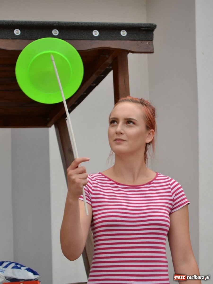 Zdjęcie w galerii na portalu naszraciborz.pl: Dzieci w kolorach. Wakacyjna akcja w dawnej siedzibie Piastów wiadomości z regionu