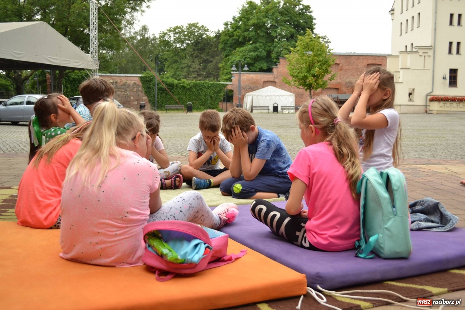 Zdjęcie w galerii na portalu naszraciborz.pl: Dzieci w kolorach. Wakacyjna akcja w dawnej siedzibie Piastów wiadomości z regionu