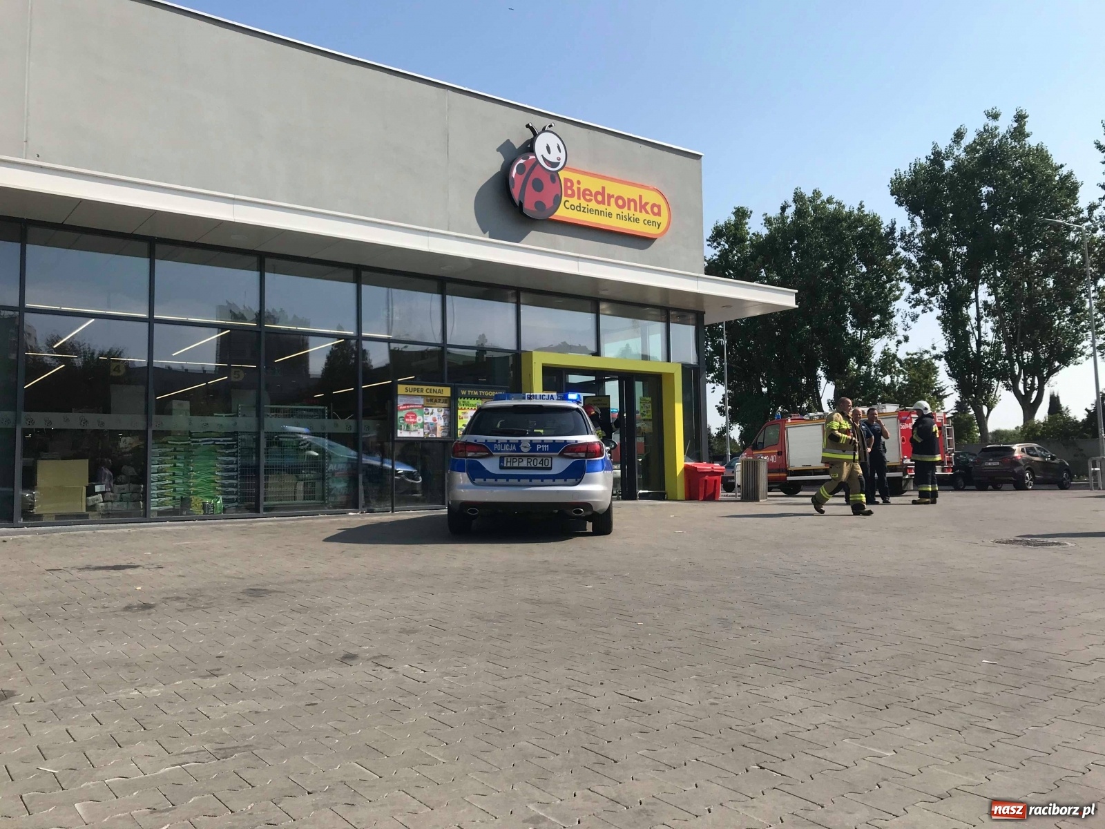 Zdjęcie w galerii na portalu naszraciborz.pl: Ewakuacja marketu przy ulicy Pracy [FOTO]  wiadomości z regionu